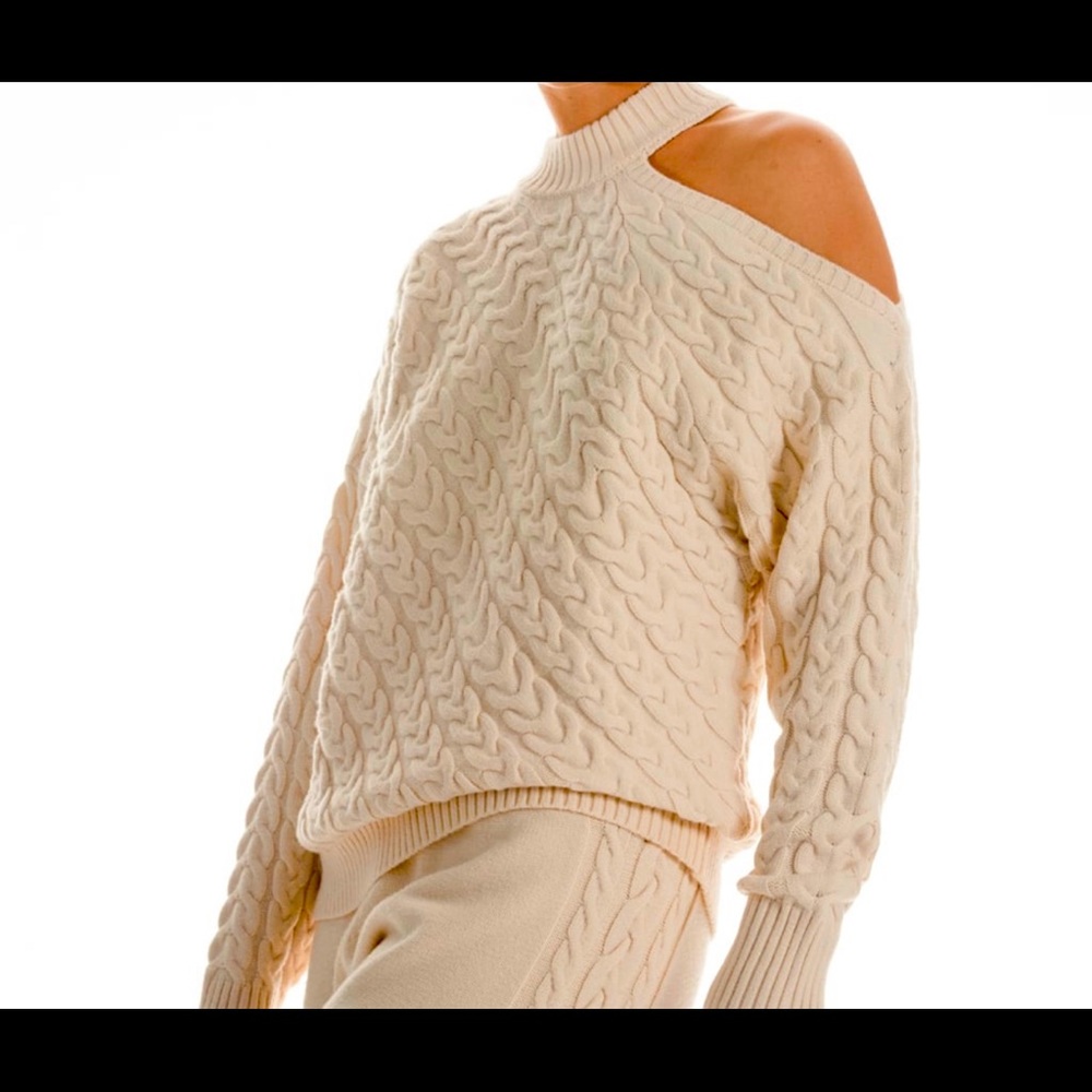 NEW-NEVER WORN Zara cable knit sweater with cut-out detail.——hard to find